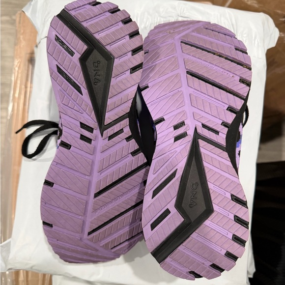 Brooks Women's Revel 5 purple leopard print size 6.5 (US) - Picture 10 of 11